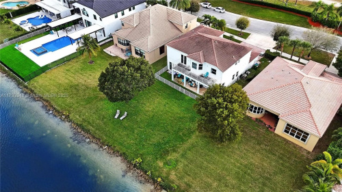 Stunning lakefront estate in prestigious Riviera